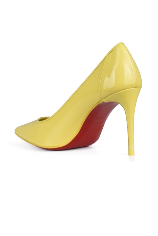 Sporty Kate 85 Pumps von Christian Louboutin.Aus hellgelb Lackleder. CL -Aufnäher auf der Rückseite.Spitz zulaufende Spitze.8,5 cm hoher Pfennigabsatz.Made in Italy.