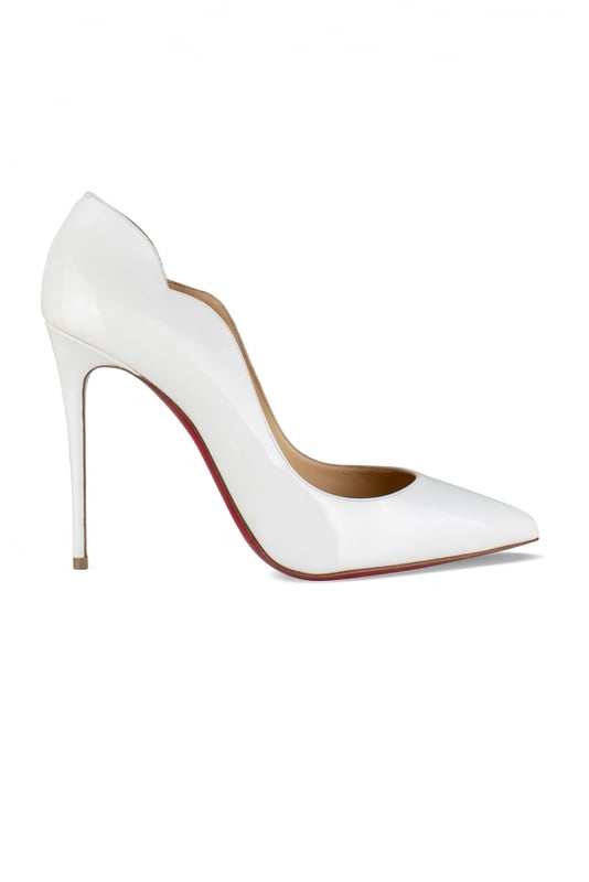 Zapatos de tacón Christian Louboutin Hot Chick de charol blanco.Originales aberturas curvadas.Puntera en punta.Tacón de aguja de 10 cm.Suela roja.Made in Italy.