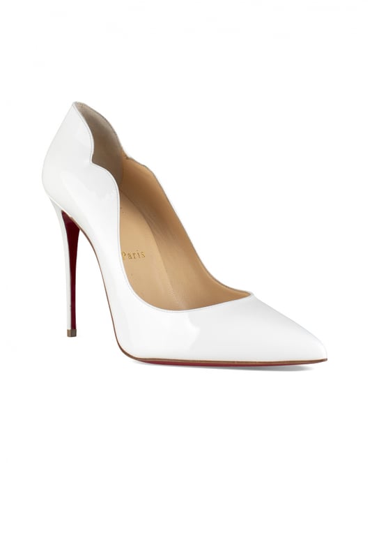 Zapatos de tacón Christian Louboutin Hot Chick de charol blanco.Originales aberturas curvadas.Puntera en punta.Tacón de aguja de 10 cm.Suela roja.Made in Italy.