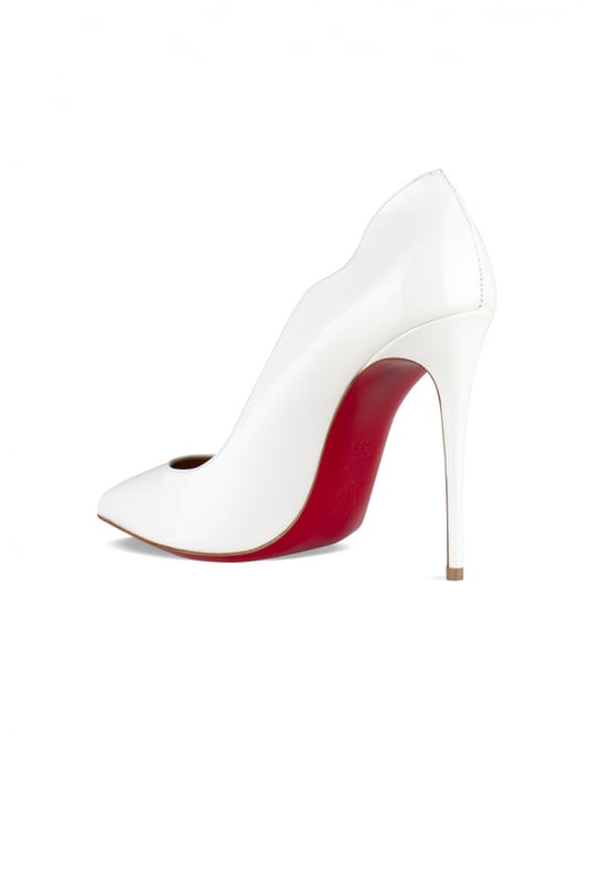 Zapatos de tacón Christian Louboutin Hot Chick de charol blanco.Originales aberturas curvadas.Puntera en punta.Tacón de aguja de 10 cm.Suela roja.Made in Italy.