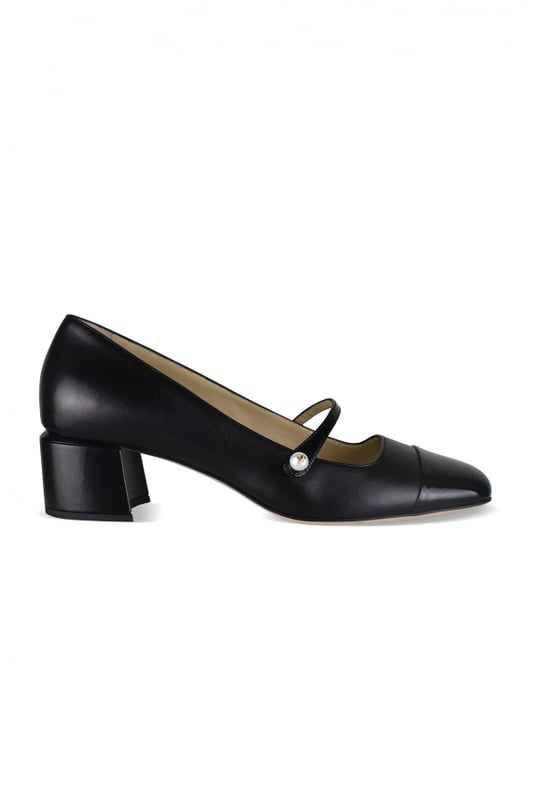 Jimmy Choo Pumps Elisa 45 Schwarz Elisa 45 Jimmy Choo Pumps aus schwarzem Leder.Quadratische Schuhspitze aus schwarzem Lackleder.Feiner Riemen mit weißer Logo-Perle verziert.Innenfutter aus Leder.Sohle aus Leder.Absatzhöhe von 4,5 cm.Made in Italy.