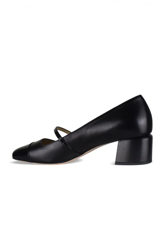 Jimmy Choo Pumps Elisa 45 Schwarz Elisa 45 Jimmy Choo Pumps aus schwarzem Leder.Quadratische Schuhspitze aus schwarzem Lackleder.Feiner Riemen mit weißer Logo-Perle verziert.Innenfutter aus Leder.Sohle aus Leder.Absatzhöhe von 4,5 cm.Made in Italy.