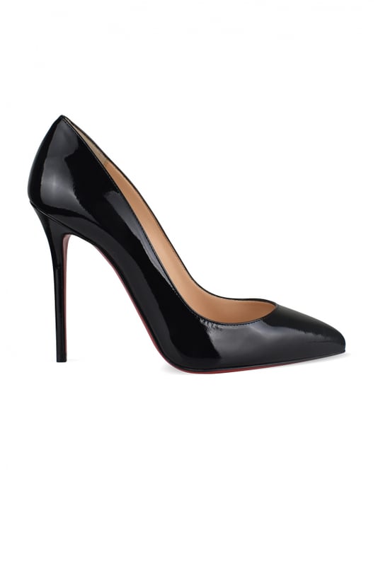 Pumps Kate 100 Christian Louboutin.Aus schwarzem Lackleder.Spitz zulaufende Spitze.10 cm hoher Pfennigabsatz.Rote Außensohle.Made in Italy.