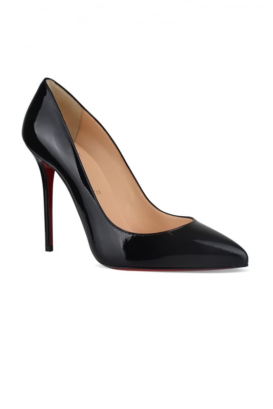 Pumps Kate 100 Christian Louboutin.Aus schwarzem Lackleder.Spitz zulaufende Spitze.10 cm hoher Pfennigabsatz.Rote Außensohle.Made in Italy.