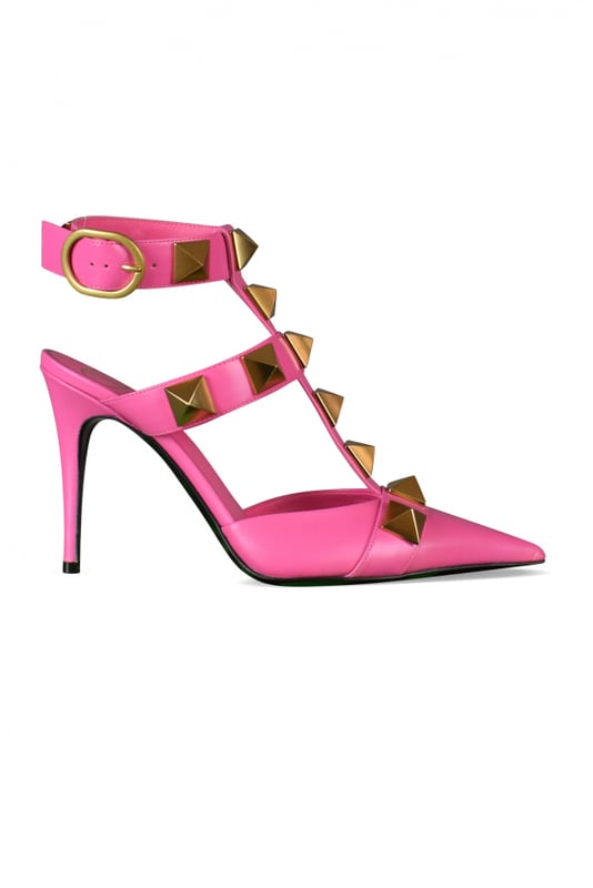 Zapatos de salón Valentino Garavani Roman Stud en piel de becerro rosa.Correa con grandes tachuelas.Tachuelas grandes de 18 mm en acabado de latón envejecido.Correa de tobillo ajustable con una gran hebilla.Altura del tacón: 10 cm.100% piel de becerro.Made in Italy.