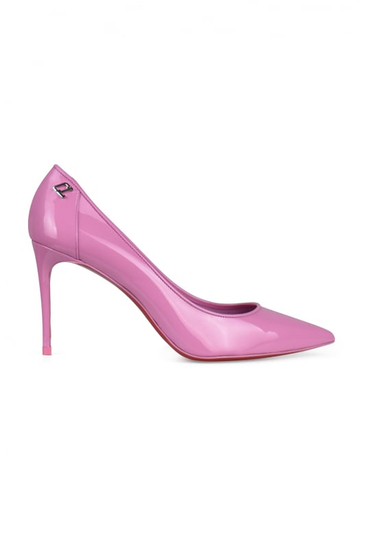 Sporty Kate 85 Pumps von Christian Louboutin.Aus rosa Lackleder. CL -Aufnäher auf der Rückseite.Spitz zulaufende Spitze.8,5 cm hoher Pfennigabsatz.Made in Italy.