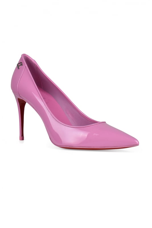 Sporty Kate 85 Pumps von Christian Louboutin.Aus rosa Lackleder. CL -Aufnäher auf der Rückseite.Spitz zulaufende Spitze.8,5 cm hoher Pfennigabsatz.Made in Italy.