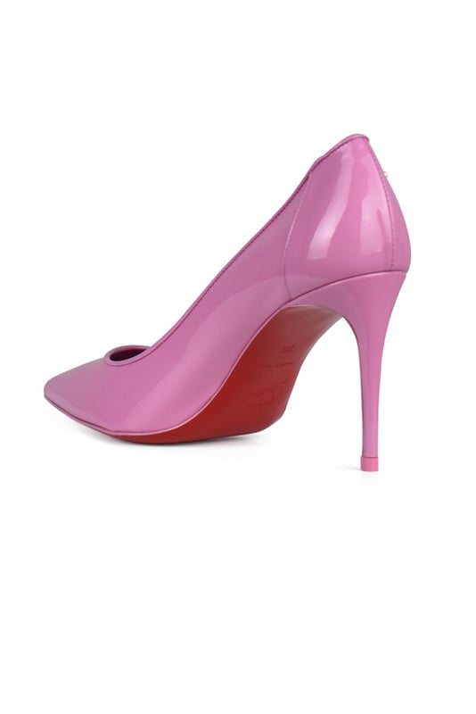 Sporty Kate 85 Pumps von Christian Louboutin.Aus rosa Lackleder. CL -Aufnäher auf der Rückseite.Spitz zulaufende Spitze.8,5 cm hoher Pfennigabsatz.Made in Italy.
