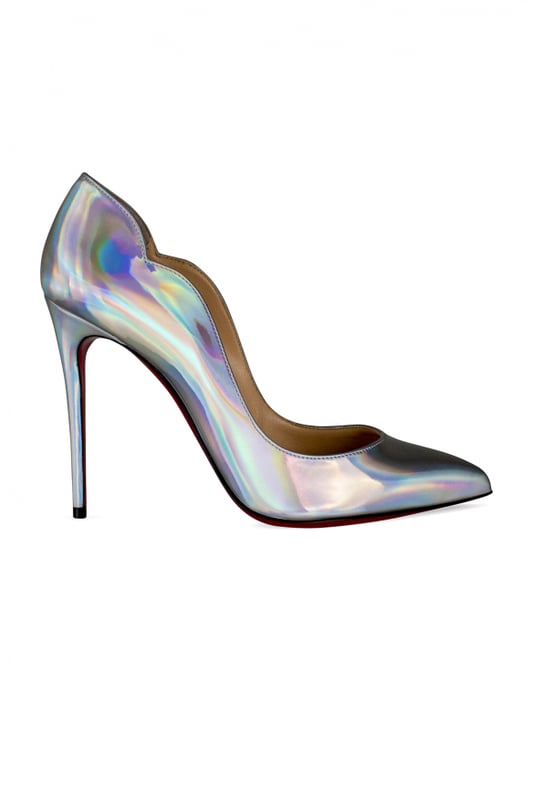 Zapatos de tacón Christian Louboutin Hot Chick de charol plateado.Holográficos.Originales aberturas curvadas.Puntera en punta.Tacón de aguja de 10 cm.Suela roja.Made in Italy.