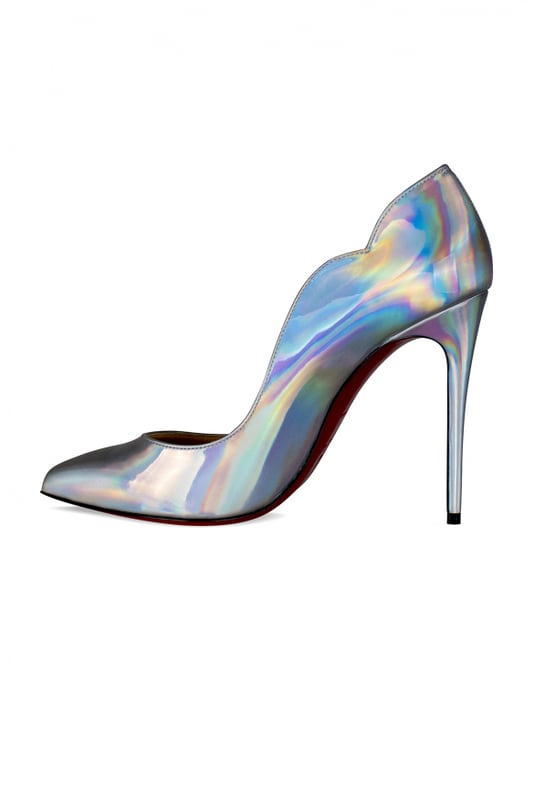 Zapatos de tacón Christian Louboutin Hot Chick de charol plateado.Holográficos.Originales aberturas curvadas.Puntera en punta.Tacón de aguja de 10 cm.Suela roja.Made in Italy.