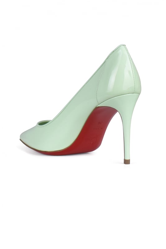 Zapatos de tacón Christian Louboutin Sporty Kate 85.De charol verde claro.Insignia  CL  en la parte trasera.Puntera en punta.Tacón de aguja de 8,5 cm.Made in Italy.
