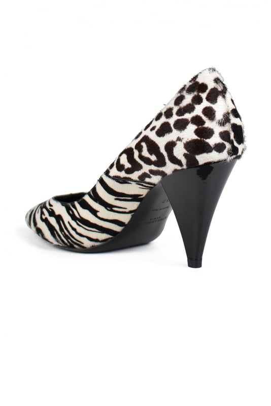 Bombas de potro Era Saint Laurent.Bombas blancas con estampado animal negro.Puntera.Tacón alto negro.Made in Italy.