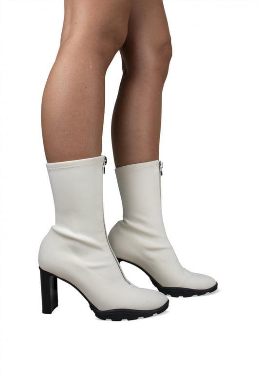 Botas Alexander McQueen Scuba 85mm en lona blanca.Cierre frontal con cremallera.Tacón alto.Puntera redondeada.Suela de goma negra en contraste.Made in Italy.