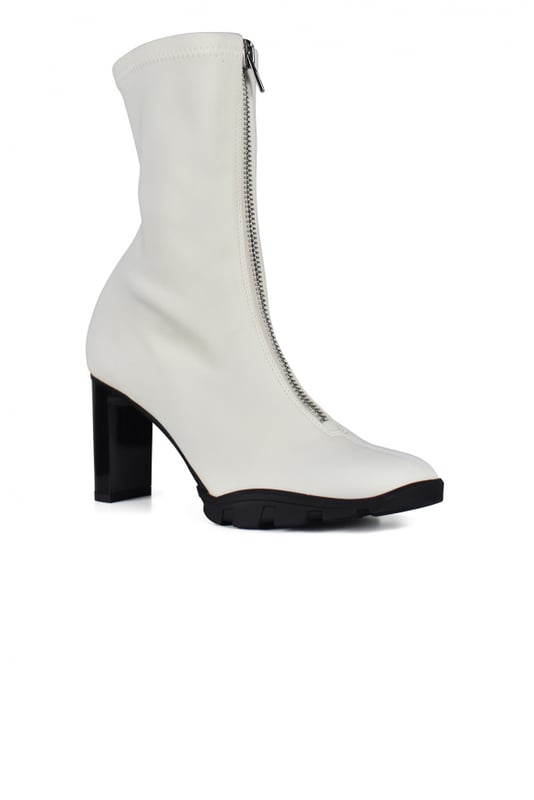 Botas Alexander McQueen Scuba 85mm en lona blanca.Cierre frontal con cremallera.Tacón alto.Puntera redondeada.Suela de goma negra en contraste.Made in Italy.