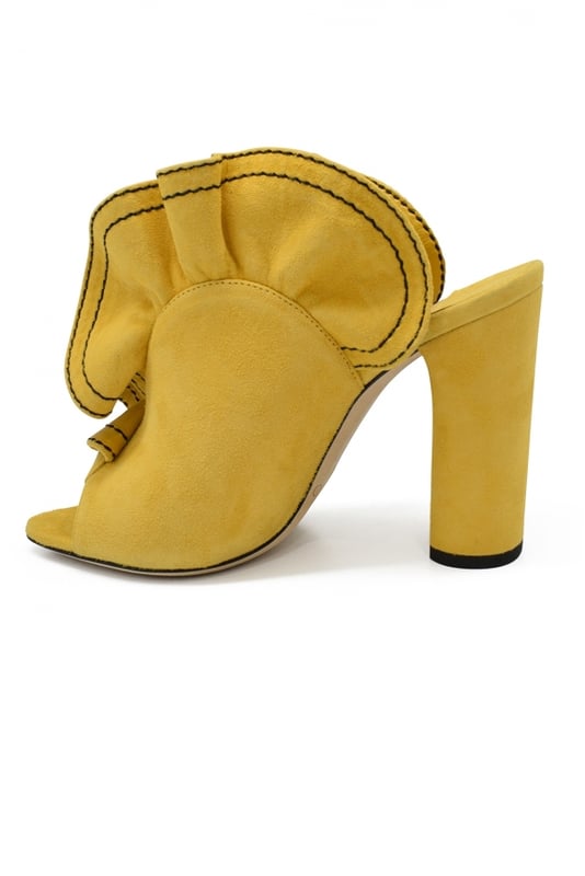 Jimmy Choo Haile 100 Muiltjes Geel Jimmy Choo Haile 100 suède gele muiltje met open teen. Leren zool. Hakhoogte 10 cm. Gemaakt in Italië.