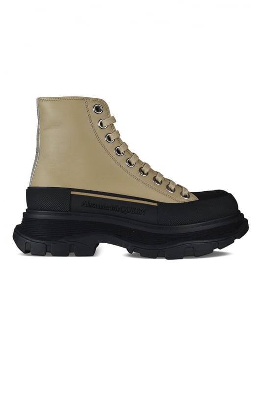 Botas Chelsea Alexander McQueen, modelo Tread Slick High en piel beige.Cierre frontal con cordones en color beige.Firma de Alexander McQueen en el lateral de la suela.Suela de goma negra con textura en contraste.100% piel de becerro.Made in Italy.
