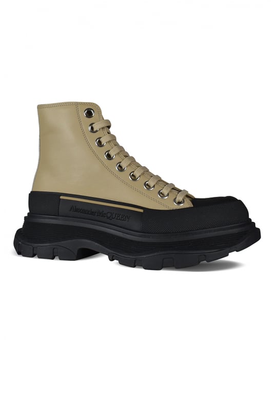 Botas Chelsea Alexander McQueen, modelo Tread Slick High en piel beige.Cierre frontal con cordones en color beige.Firma de Alexander McQueen en el lateral de la suela.Suela de goma negra con textura en contraste.100% piel de becerro.Made in Italy.
