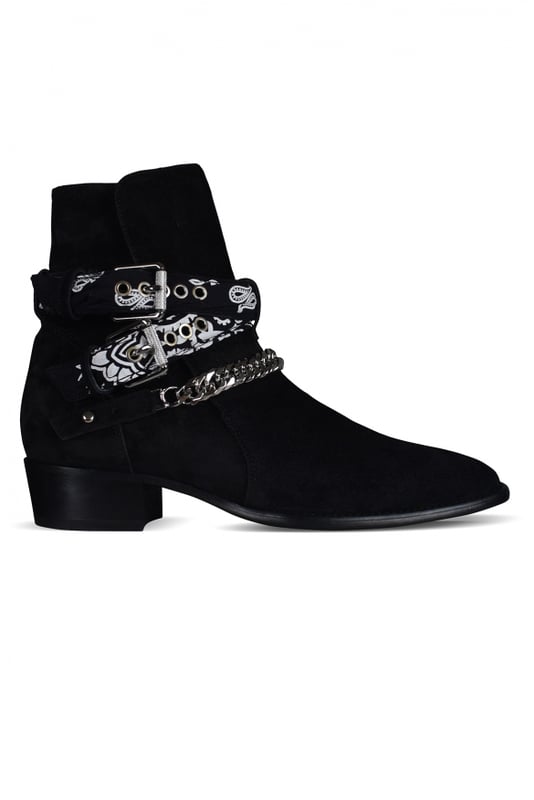 Botines Amiri Bandana Buckle en ante negro.Tirantes abrochados con bandana y detalles plateados.Cadena metalica.Punta puntiaguda.Made in Italy.
