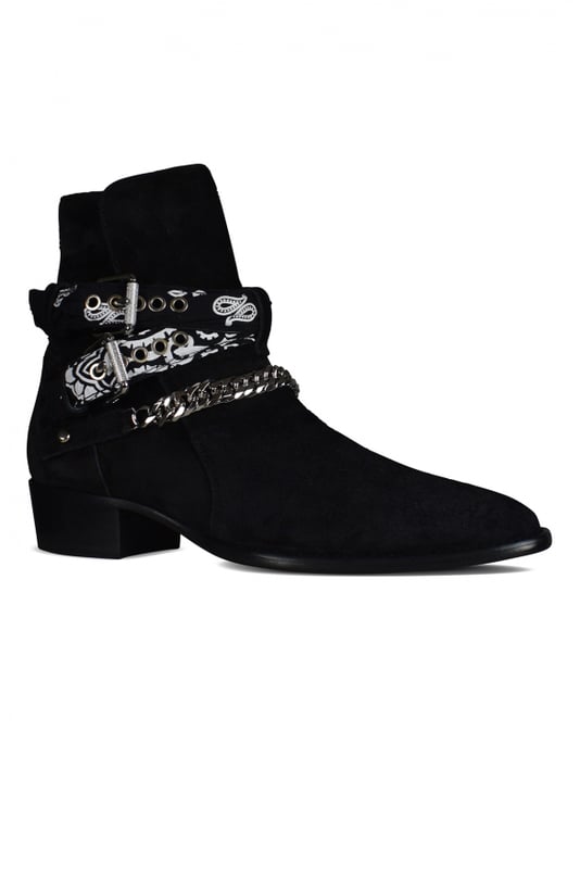 Botines Amiri Bandana Buckle en ante negro.Tirantes abrochados con bandana y detalles plateados.Cadena metalica.Punta puntiaguda.Made in Italy.