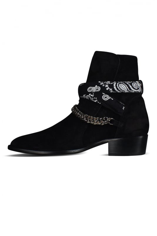 Botines Amiri Bandana Buckle en ante negro.Tirantes abrochados con bandana y detalles plateados.Cadena metalica.Punta puntiaguda.Made in Italy.