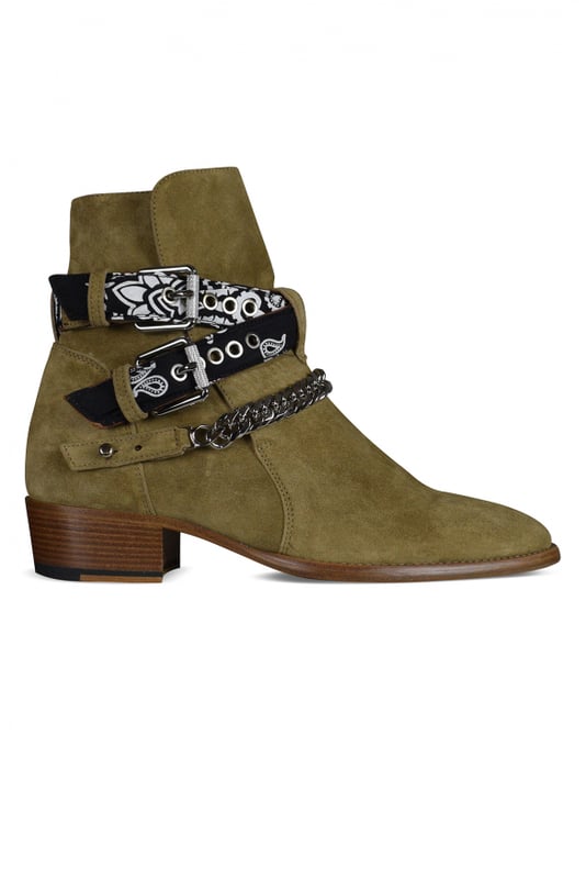 Botines Amiri Bandana Buckle en ante marrón.Tirantes abrochados con detalles en negro y bandana metalizada.Cadena metalica.Punta puntiaguda.Made in Italy.