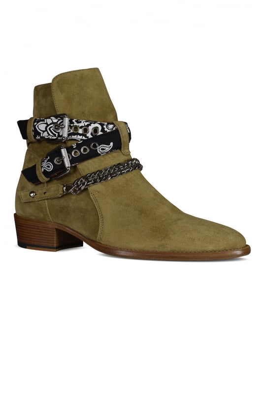 Botines Amiri Bandana Buckle en ante marrón.Tirantes abrochados con detalles en negro y bandana metalizada.Cadena metalica.Punta puntiaguda.Made in Italy.