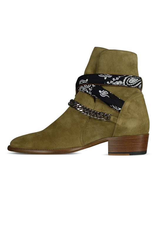 Botines Amiri Bandana Buckle en ante marrón.Tirantes abrochados con detalles en negro y bandana metalizada.Cadena metalica.Punta puntiaguda.Made in Italy.