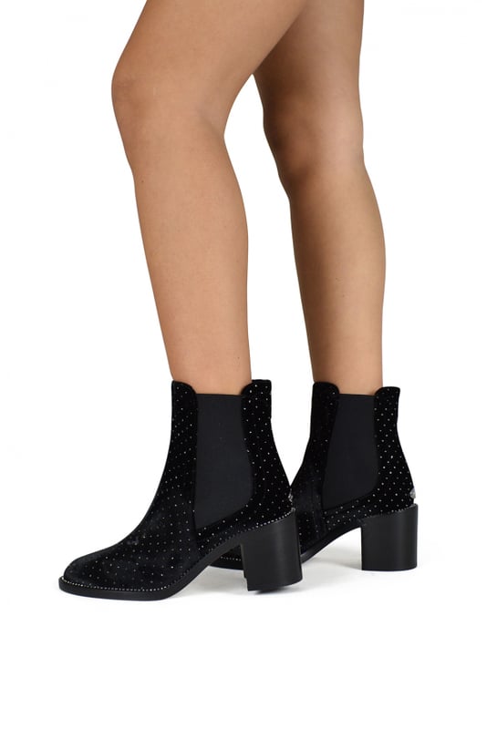 Jimmy Choo Merril Stiefeleten Schwarz Merril Jimmy Choo Stiefeleten aus schwarzem Samt mit Strass und Pailletten und Gummizug am Knöchel. Ledersohle.Absatzhöhe 6,5 cm. Made in Italy.