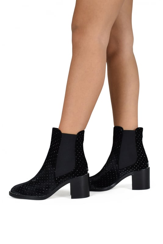 Jimmy Choo Merril Stiefeleten Schwarz Merril Jimmy Choo Stiefeleten aus schwarzem Samt mit Strass und Pailletten und Gummizug am Knöchel. Ledersohle.Absatzhöhe 6,5 cm. Made in Italy.