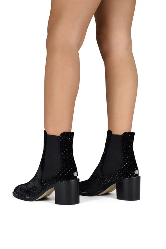 Jimmy Choo Merril Stiefeleten Schwarz Merril Jimmy Choo Stiefeleten aus schwarzem Samt mit Strass und Pailletten und Gummizug am Knöchel. Ledersohle.Absatzhöhe 6,5 cm. Made in Italy.