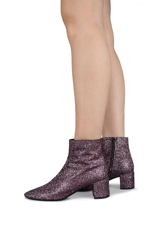 Botines Loulou 50 Saint Laurent con cremallera y lentejuelas rosas.Altura tacón 5 cm. Suela de cuero. Made in Italy.