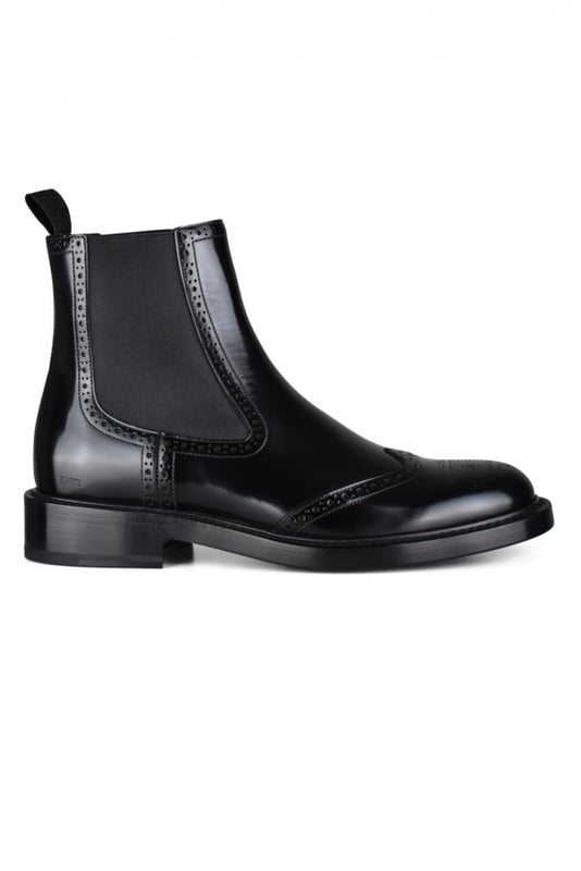Dior Evidence Chelsea-laarzen van zwart leer.CD-logo op de neus van de schoen.Zwarte elastische banden aan de zijkanten.Tong van zwarte stof aan de achterkant in een slip-on-stijl.Gepolijst kalfsleer met decoratieve perforaties.Leren zool.Gemaakt in Italië.