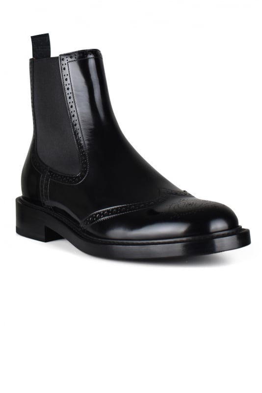 Dior Evidence Chelsea-laarzen van zwart leer.CD-logo op de neus van de schoen.Zwarte elastische banden aan de zijkanten.Tong van zwarte stof aan de achterkant in een slip-on-stijl.Gepolijst kalfsleer met decoratieve perforaties.Leren zool.Gemaakt in Italië.