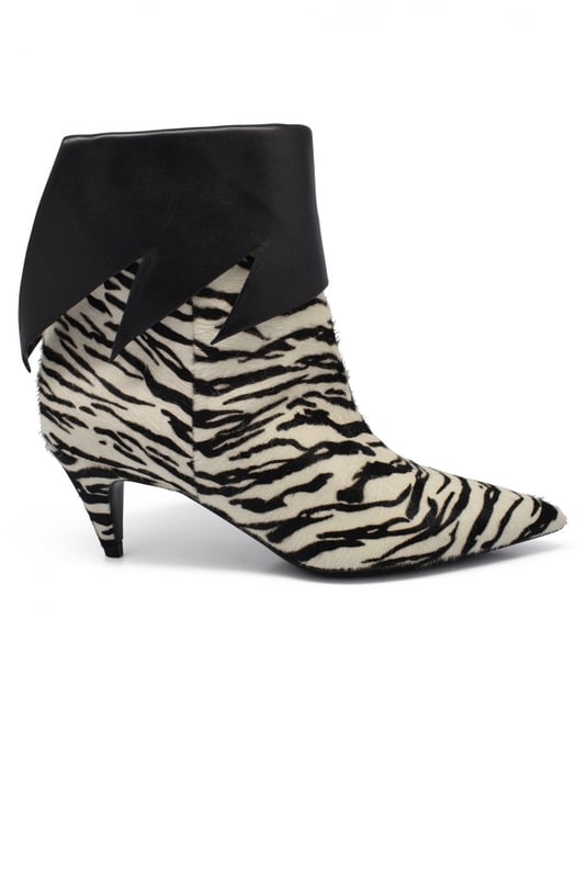 Botines Saint Laurent de piel de becerro con efecto cebra.Solapa de cuero negro con corte en zig zag.Tacón de 6 cm.Suela de cuero.Made in Italy.