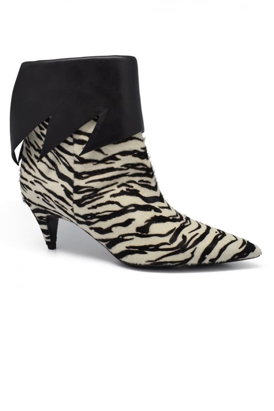 Botines Saint Laurent de piel de becerro con efecto cebra.Solapa de cuero negro con corte en zig zag.Tacón de 6 cm.Suela de cuero.Made in Italy.