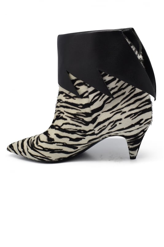 Botines Saint Laurent de piel de becerro con efecto cebra.Solapa de cuero negro con corte en zig zag.Tacón de 6 cm.Suela de cuero.Made in Italy.
