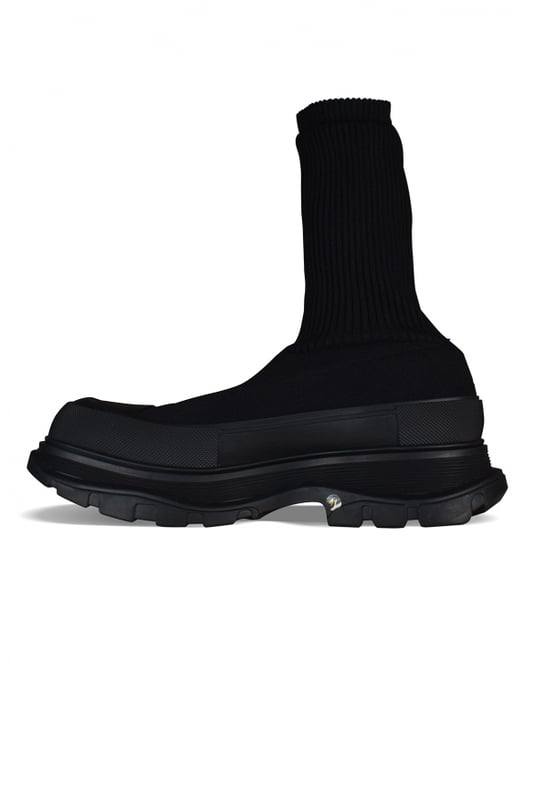 Botas Alexander McQueen Tread Slick.Tejido de punto acanalado negro.Logotipo blanco en contraste.Puntera redonda con inserción de goma negra.Suela de goma negra sobredimensionada con el logotipo de la firma.Made in Italy.