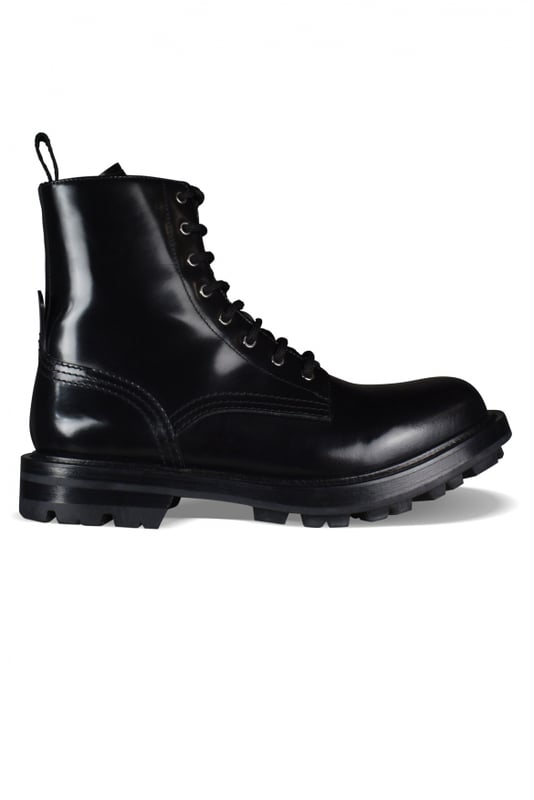 Botas con cordones Alexander McQueen Wander.Cuero negro.Detalle de la costura. Firma en la lengua.Logotipo del sello de Alexander McQueen en relieve en el talón.Punta redonda.Suela de goma gruesa negra.Made in Italy.
