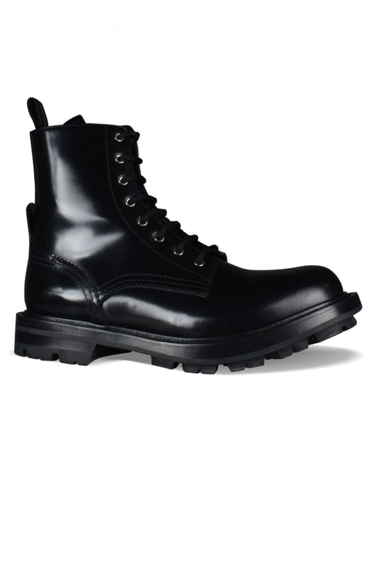 Botas con cordones Alexander McQueen Wander.Cuero negro.Detalle de la costura. Firma en la lengua.Logotipo del sello de Alexander McQueen en relieve en el talón.Punta redonda.Suela de goma gruesa negra.Made in Italy.