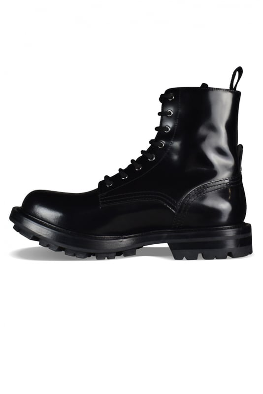 Botas con cordones Alexander McQueen Wander.Cuero negro.Detalle de la costura. Firma en la lengua.Logotipo del sello de Alexander McQueen en relieve en el talón.Punta redonda.Suela de goma gruesa negra.Made in Italy.