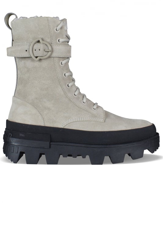 Moncler-laarzen, Carinne-model in beige suède.Enkelriempje.Voering van imitatiebont.Vetersluiting.Strapje op de hiel met Moncler-opschrift.Zwarte ingekeepte zool met rubberen logo.100% leer.Gemaakt in Italië.