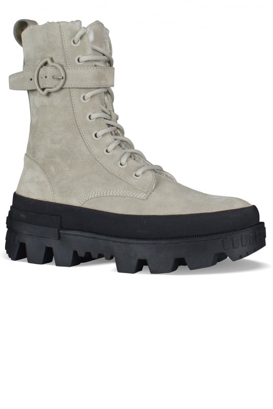 Moncler-laarzen, Carinne-model in beige suède.Enkelriempje.Voering van imitatiebont.Vetersluiting.Strapje op de hiel met Moncler-opschrift.Zwarte ingekeepte zool met rubberen logo.100% leer.Gemaakt in Italië.