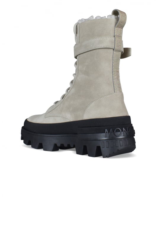 Moncler-laarzen, Carinne-model in beige suède.Enkelriempje.Voering van imitatiebont.Vetersluiting.Strapje op de hiel met Moncler-opschrift.Zwarte ingekeepte zool met rubberen logo.100% leer.Gemaakt in Italië.