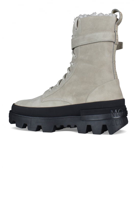 Moncler-laarzen, Carinne-model in beige suède.Enkelriempje.Voering van imitatiebont.Vetersluiting.Strapje op de hiel met Moncler-opschrift.Zwarte ingekeepte zool met rubberen logo.100% leer.Gemaakt in Italië.