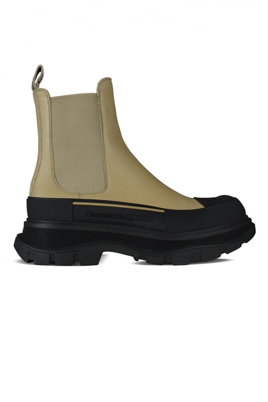 Botas Chelsea Alexander McQueen, modelo Tread Slick en piel beige.Detalles elásticos en contraste en los laterales.Firma de Alexander McQueen en el lateral de la suela.Suela de goma negra con textura en contraste.100% piel de becerro.Made in Italy.