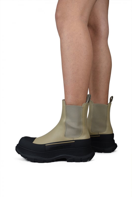 Botas Chelsea Alexander McQueen, modelo Tread Slick en piel beige.Detalles elásticos en contraste en los laterales.Firma de Alexander McQueen en el lateral de la suela.Suela de goma negra con textura en contraste.100% piel de becerro.Made in Italy.