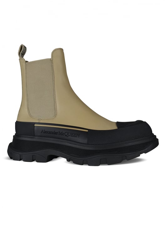 Botas Chelsea Alexander McQueen, modelo Tread Slick en piel beige.Detalles elásticos en contraste en los laterales.Firma de Alexander McQueen en el lateral de la suela.Suela de goma negra con textura en contraste.100% piel de becerro.Made in Italy.