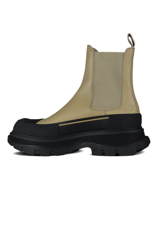 Botas Chelsea Alexander McQueen, modelo Tread Slick en piel beige.Detalles elásticos en contraste en los laterales.Firma de Alexander McQueen en el lateral de la suela.Suela de goma negra con textura en contraste.100% piel de becerro.Made in Italy.