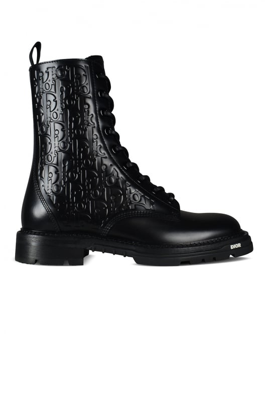 Dior Explorer Stiefeletten aus schwarzem Leder.Dior Oblique-Muster aus schwarzem Leder an den Seiten.Schnürverschluss an der Vorderseite.Zunge aus schwarzem Leder mit Dior Oblique-Muster.Gekerbte Außensohle mit Logo.Schriftzug  Dior  aus weißem Dior-Gummi an der Vorderseite der Sohle.100% Kalbsleder.Made in Italy.