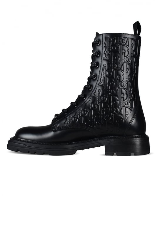 Dior Explorer Stiefeletten aus schwarzem Leder.Dior Oblique-Muster aus schwarzem Leder an den Seiten.Schnürverschluss an der Vorderseite.Zunge aus schwarzem Leder mit Dior Oblique-Muster.Gekerbte Außensohle mit Logo.Schriftzug  Dior  aus weißem Dior-Gummi an der Vorderseite der Sohle.100% Kalbsleder.Made in Italy.